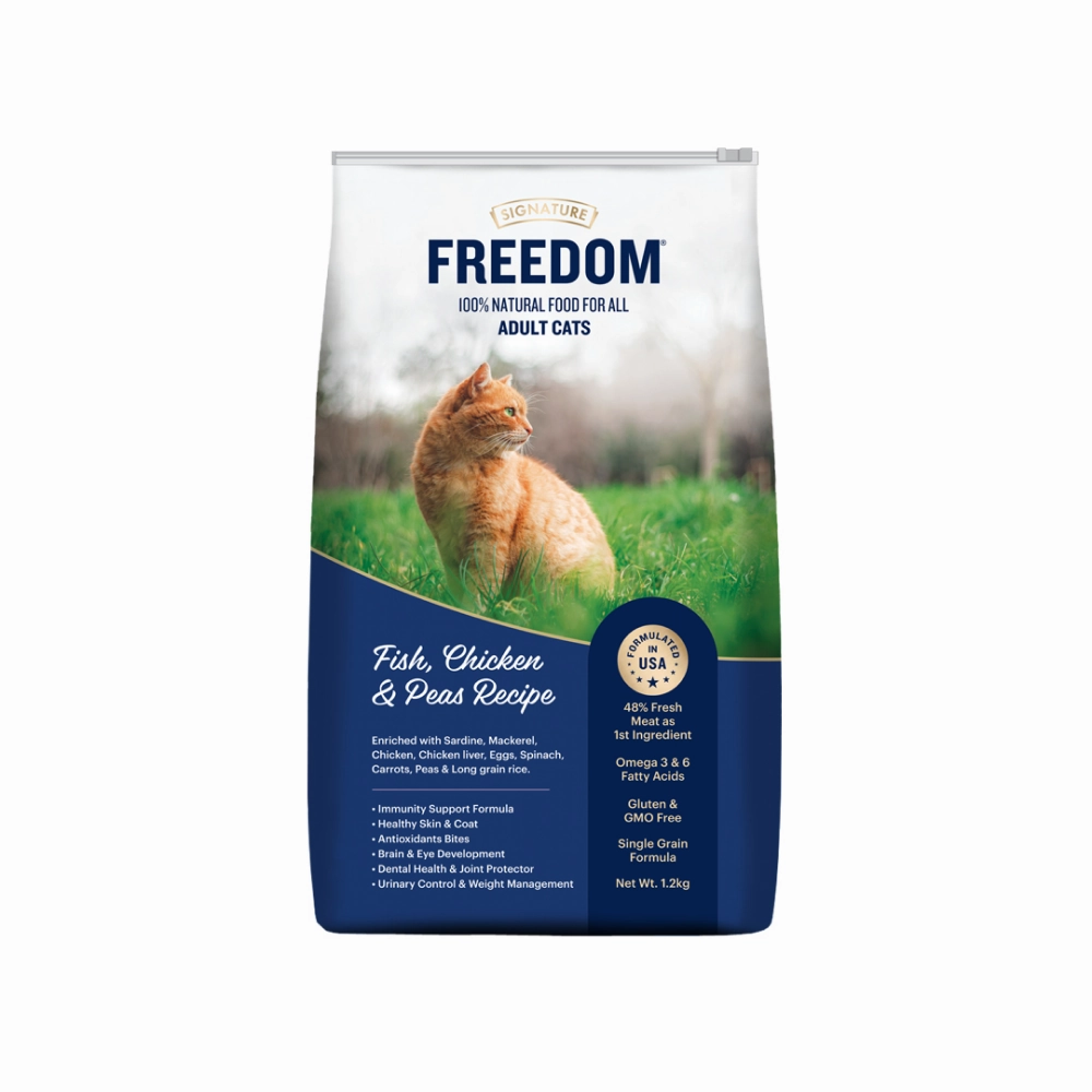 Signature Freedom Fish, Chicken and Peas Recipe Adult Cat Dry Food and Grain Zero Salmon Lickable Creamy Cat Treats Combo